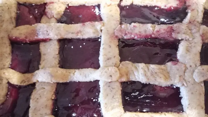 Das ist mein Teiggitter auf meinem Backblech mit dem Teig. Es ist nicht einfach, die Teigstreifen heil auf den Teig zu legen. Das ist mein Teiggitter auf meinem Backblech mit dem Teig. Es ist nicht einfach, die Teigstreifen heil auf den Teig zu legen.