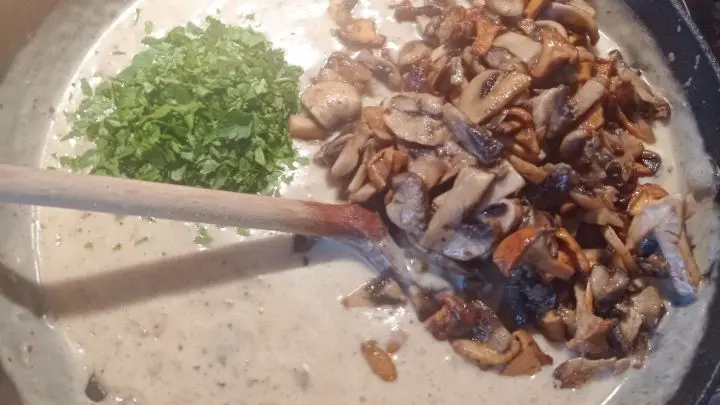 Die Pilze kommen jetzt in die gewürzte, vorgefertigte Soße und werden nochmal vorsichtig erhitzt. Die Pilze kommen jetzt in die gewürzte, vorgefertigte Soße und werden nochmal vorsichtig erhitzt.