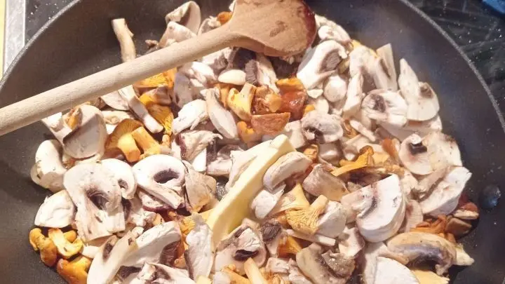 Die Pilze werden von möglichem Schmutz befreit, in Stücke geschnitten und in einer Pfanne angebraten. Die Pilze werden von möglichem Schmutz befreit, in Stücke geschnitten und in einer Pfanne angebraten.