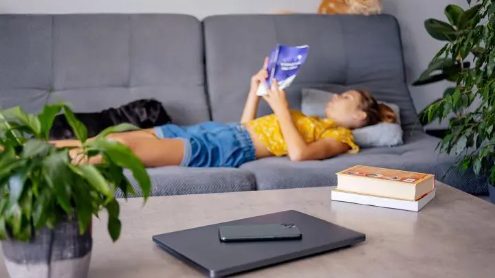 Durch weniger Zeit am Handy hast du mehr Zeit f&uuml;r andere Dinge, wie zum Beispiel lesen.