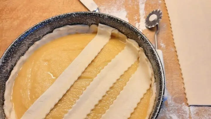 Der schnelle Apfelmuskuchen wird aus fertigem Mürbeteig hergestellt. Der schnelle Apfelmuskuchen wird aus fertigem Mürbeteig hergestellt.