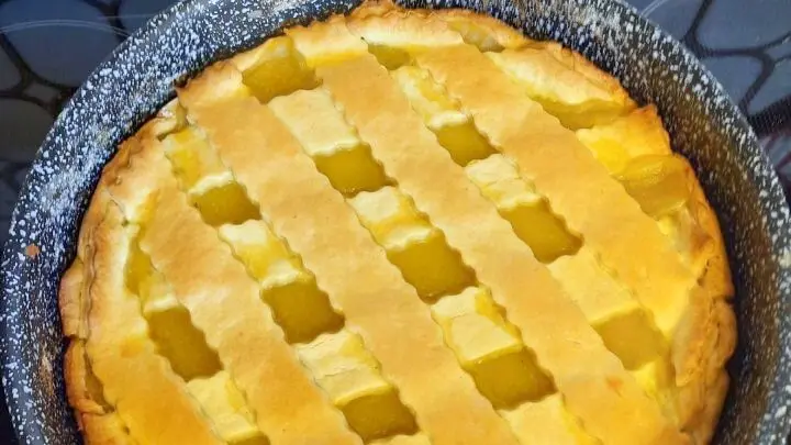 Schneller Apfelmuskuchen mit Gitter – auch für Anfänger geeignet. Schneller Apfelmuskuchen mit Gitter – auch für Anfänger geeignet.