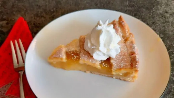 Schneller, gedeckter Apfelmuskuchen aus fertigem Mürbeteig, mit Sahnehaube serviert. Schneller, gedeckter Apfelmuskuchen aus fertigem Mürbeteig, mit Sahnehaube serviert.