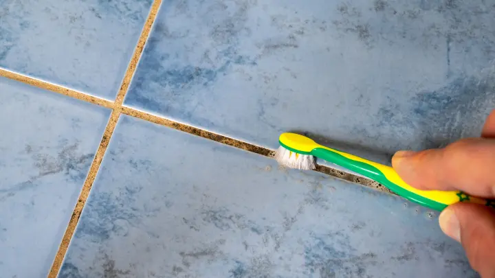 Schimmel im Bad von Fugen entfernen ohne Chlor: Hausmittel-Paste mit Sauerstoffbleiche wirkt in 15–20 Min.