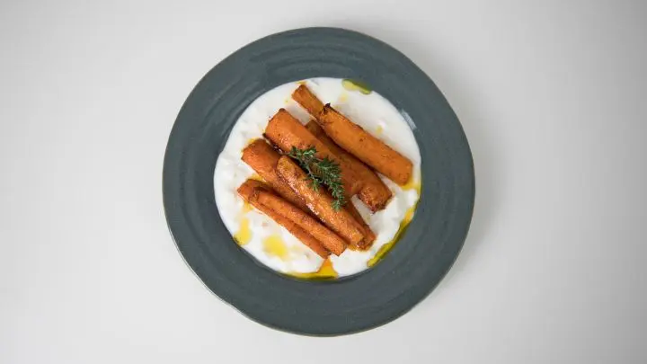 Schnelles Rezept für Ofen-Karotten mit Honig und Gewürzen auf leckerer, würziger Fetacreme.