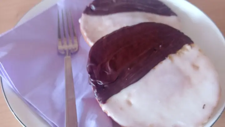 Zu einer guten Tasse Kaffee werden diese selbst gebackenen Amerikaner mit Zuckerguss und Schokolade ganz sicher allen gut schmecken.