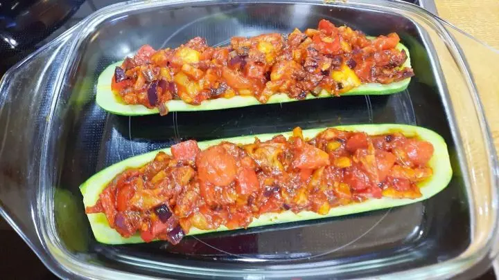 Die vorgegarten Zucchinih&auml;lften sind fertig gef&uuml;llt und d&uuml;rfen gleich in den Ofen.