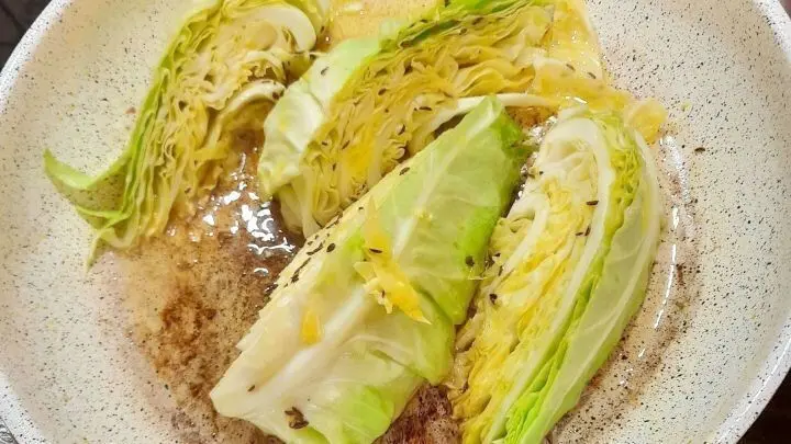 Der Spitzkohl wurde vorbereitet, geviertelt und der Strunk entfernt. Danach darf er in heißem Öl etwas anbraten. Der Spitzkohl wurde vorbereitet, geviertelt und der Strunk entfernt. Danach darf er in heißem Öl etwas anbraten.