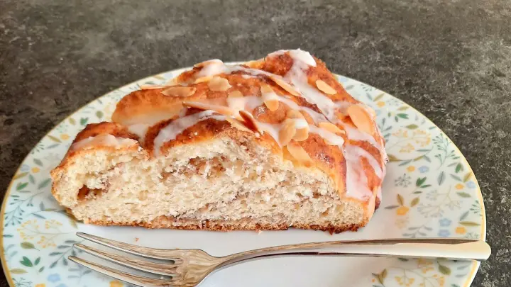 Saftiges Osterkranz-St&uuml;ck aus Hefeteig mit Nussf&uuml;llung und Zitronenguss.