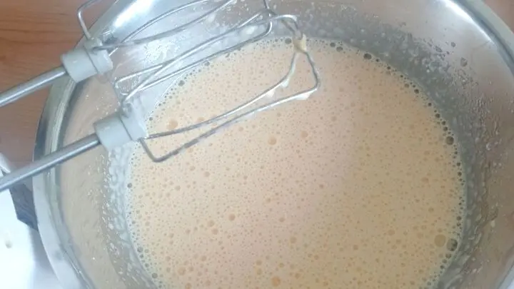 Die Eier werden mit dem Puderzucker und dem Vanillezucker in einerSchüssel cremig aufgeschlagen. Die Eier werden mit dem Puderzucker und dem Vanillezucker in einerSchüssel cremig aufgeschlagen.