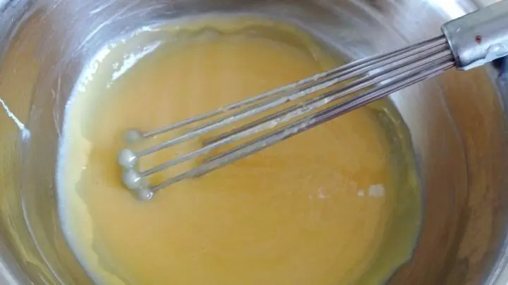 Die Eier-Zuckermasse wird nun sehr gut mit der Likörmischung verrührt und noch einmal gut aufgeschlagen. Die Eier-Zuckermasse wird nun sehr gut mit der Likörmischung verrührt und noch einmal gut aufgeschlagen.
