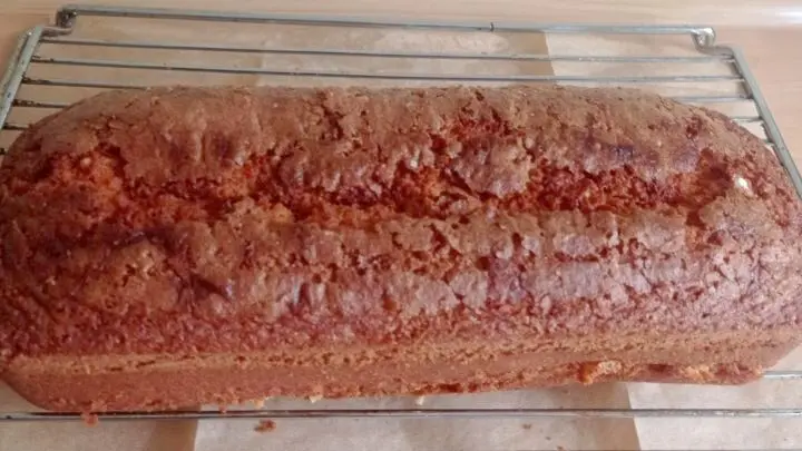 Nach der Backzeit wird der Kuchen für 10 Minuten in der Form belassen und dann herausgenommen. Nach der Backzeit wird der Kuchen für 10 Minuten in der Form belassen und dann herausgenommen.