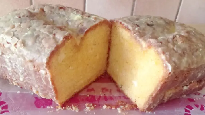 Ist der Kuchen glasiert und komplett ausgekühlt, kann er zur Kaffeezeit dann angeschnitten werden. Ist der Kuchen glasiert und komplett ausgekühlt, kann er zur Kaffeezeit dann angeschnitten werden.