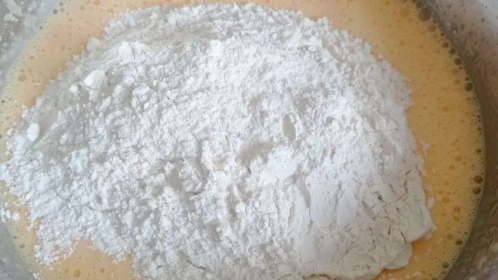 Für den Teig wird das Mehl mit dem Backpulver gemischt und dann unter die bereits vorgefertigte Masse gehoben. Für den Teig wird das Mehl mit dem Backpulver gemischt und dann unter die bereits vorgefertigte Masse gehoben.