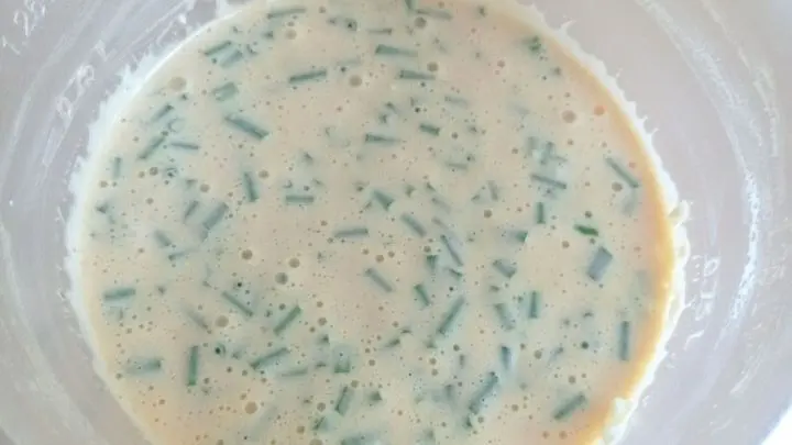 Frische selbstgemachte Bozner Sauce mit Schnittlauch.