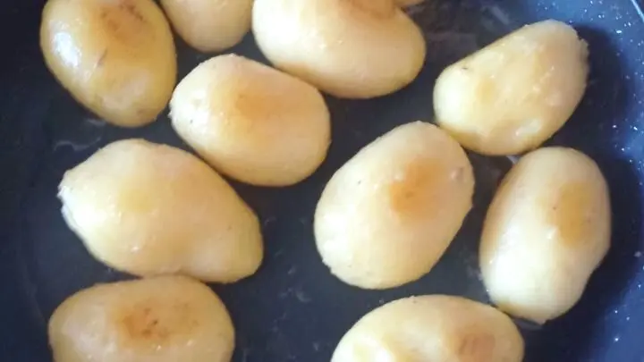 Goldbraune Kartoffeln in der Pfanne anbraten &ndash; perfekte Beilage zum Spargel mit Bozner Sauce und Schnitzel.