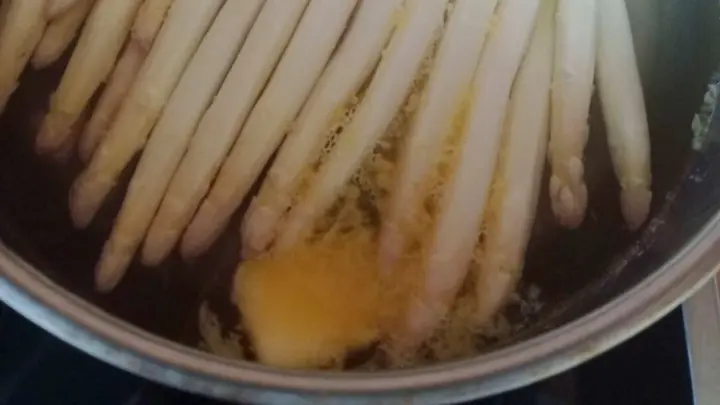 Frischen wei&szlig;en Spargel im Topf mit Wasser und Butter garen.