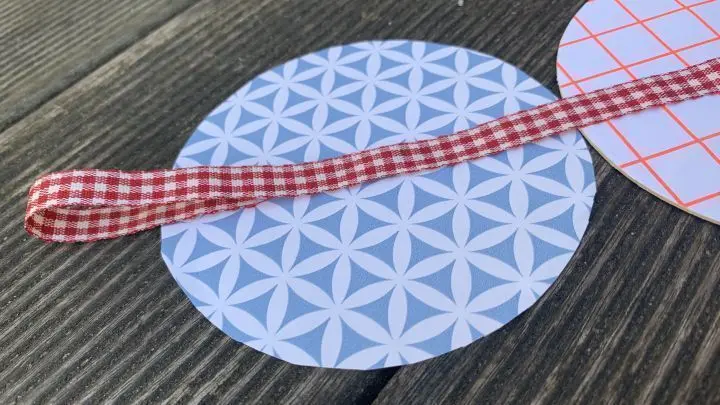 Aus dem &uuml;berstehenden Ende des Stoffbandes wird eine Schlaufe gebildet.