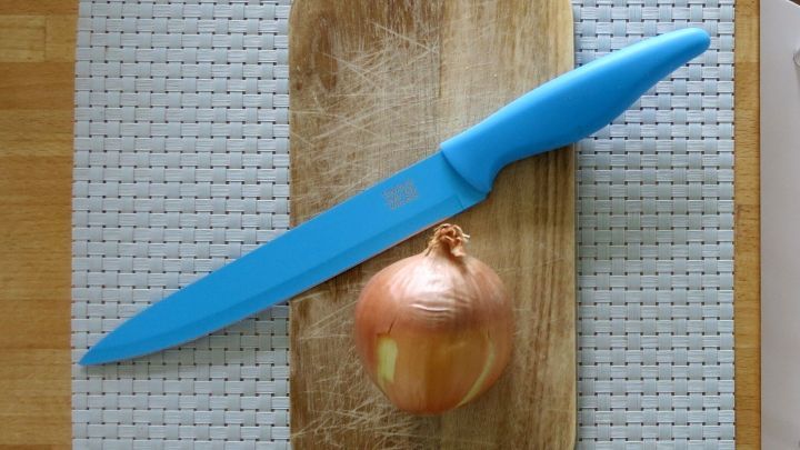 Dieser Tipp erspart Taucherbrillen, Kontaktlinsen und vor allem Tränen, beim Zwiebel schneiden.
