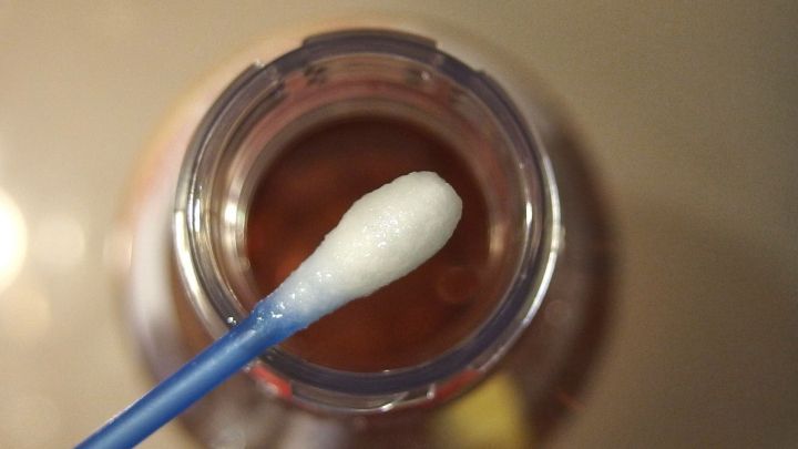 Bei Herpes hilft Apfelessig. Einfach ein Wattestäbchen in normalen Apfelessig eintauchen und auf die Bläschen tupfen.