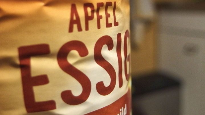 Apfelessig hilft sehr gut gegen Halsschmerzen ... Da kann die Erkältung ja kommen.