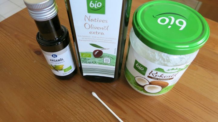 Hilfe bei Schnupfen: Öl mit einem Wattestäbchen direkt in die Nasenlöcher einreiben!
