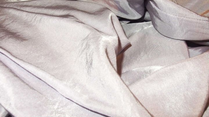 Seifenreste in einem kleinen Wäschenetz mit Reisverschluss sammeln, Fleck auf Kleidungsstück erst etwas anfeuchten und dann mit dem Wäschenetz abrubbeln - ab in die Waschmaschine!