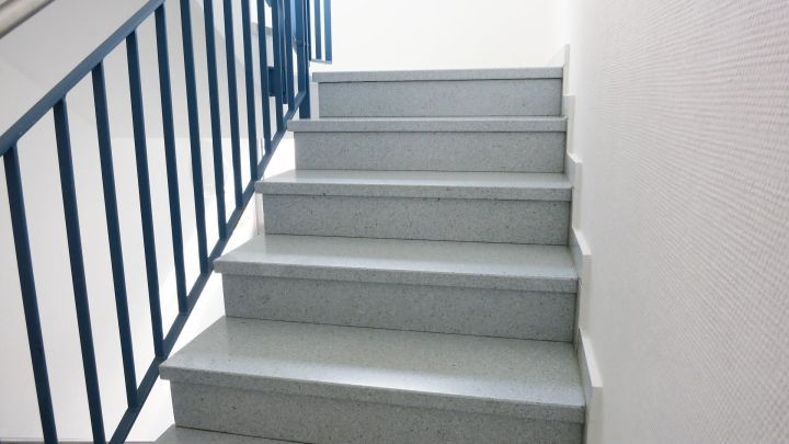 Beim Treppe putzen, nur wischen und nicht fegen, weil beim Fegen der (Fein-)Staub aufwirbelt wird.