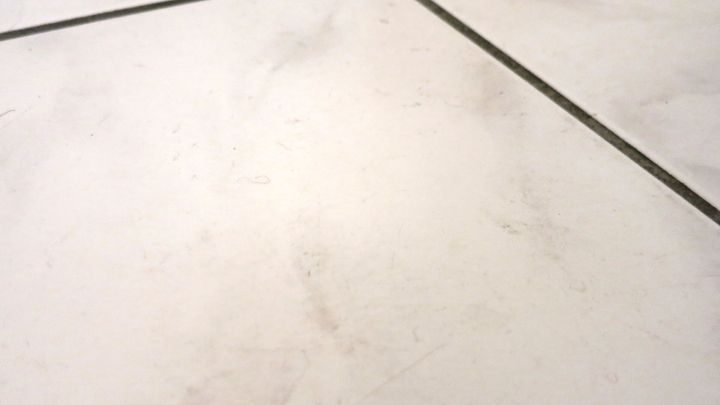 Boden reinigen mit einem kleinen Schuss Fensterreinigungskonzentrat für Autowaschanlagen im Wischwasser.