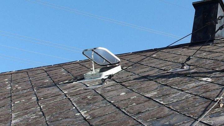 Viel warmes Wasser mit ein wenig Spüli und der Glaskeramikfeldschaber helfen dabei, Insektendreck auf dem Dachfenster, zu entfernen.
