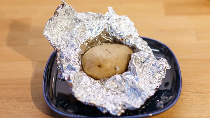 Die Garzeit für Ofenkartoffeln mithilfe eines sauberen Eisennagels verkürzen.
