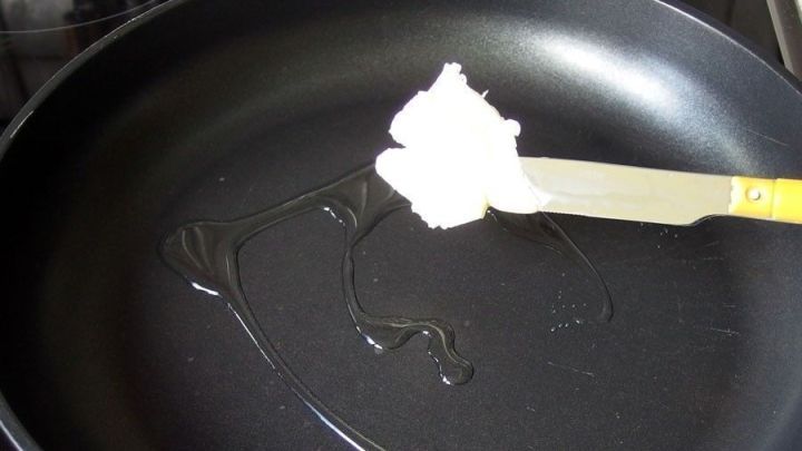 Etwas Olivenöl in die Pfanne zur Butter geben, dann brennt diese nicht schwarz an.