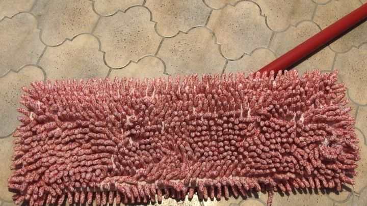 Wischmopps nach einigen Malen Wischen gut ausspülen und dann mit in die Waschmaschine geben. Das überstehen sie sehr gut!