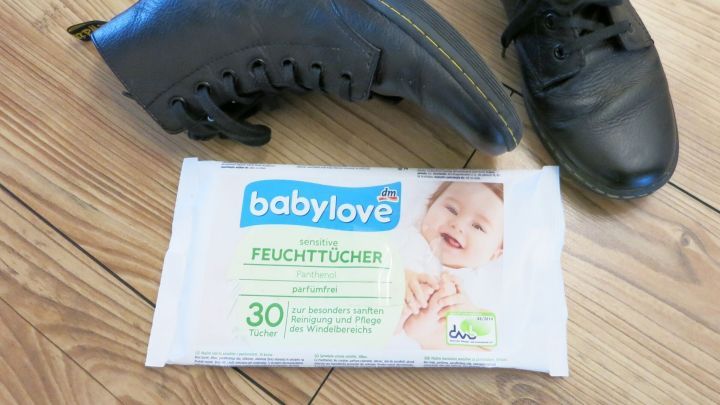 Ganz hervorragend lassen sich Lederschuhe mit Babyfeuchttüchern putzen. Probiere es einfach mal aus!