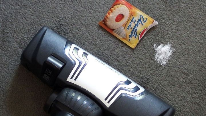 Ein Beutel Vanillezucker oder das preiswertere Vanillinpulver mit dem Staubsauger einsaugen und so duftet es nach jedem Durchgang herrlich nach Vanille.