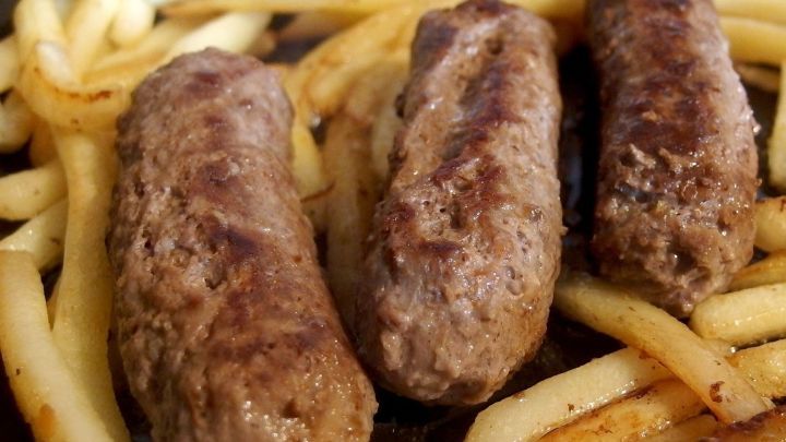 Eine große Menge Hackfleisch gleichmäßig würzen - so gelingt das Vermengen wunderbar.