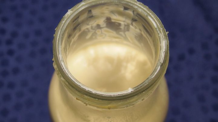 Saure Milch kann man - dank Milchsäure - zum Reinigen der Toilette benutzen.