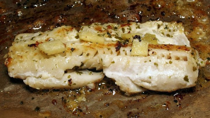 Kein Fischgeruch im Haus: Bei der Zubereitung von Fisch etwas frischen Ingwer oder Ingwerpulver hinzugeben.