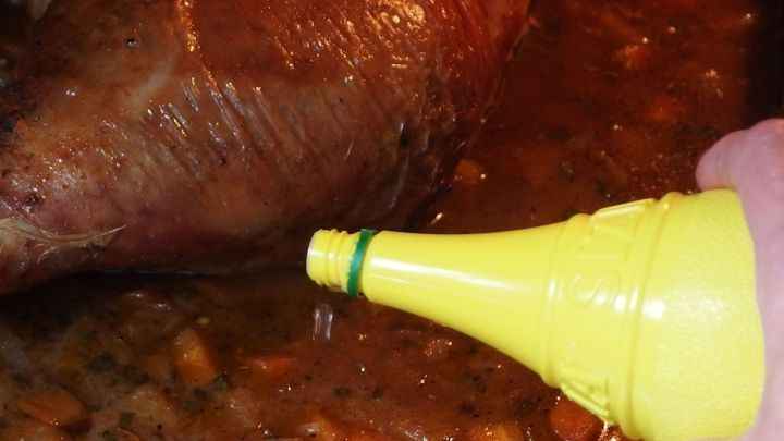 Ein wenig Zitronensaft hilft, um zu scharf gewürztes Essen zu mildern.