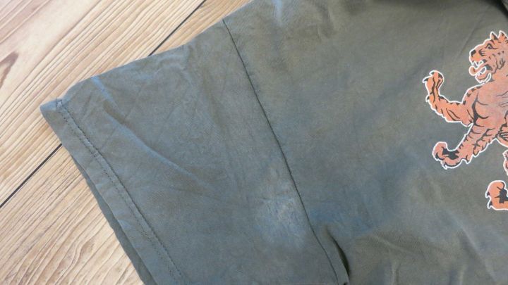 Eine Paste aus Ascorbinsäure hilft gegen eisenchloridhaltige Deospuren in Textilien. Und ja, es klappt wirklich!