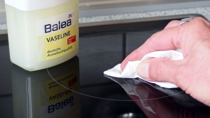 Vaseline schützt Glaskeramikfeld.