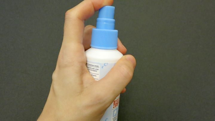 Damit auf der Haut durch Bakterien keine Pickel entstehen, sollte man vor und nach dem Rasieren die Hautstelle mit Desinfektionsspray einsprühen.