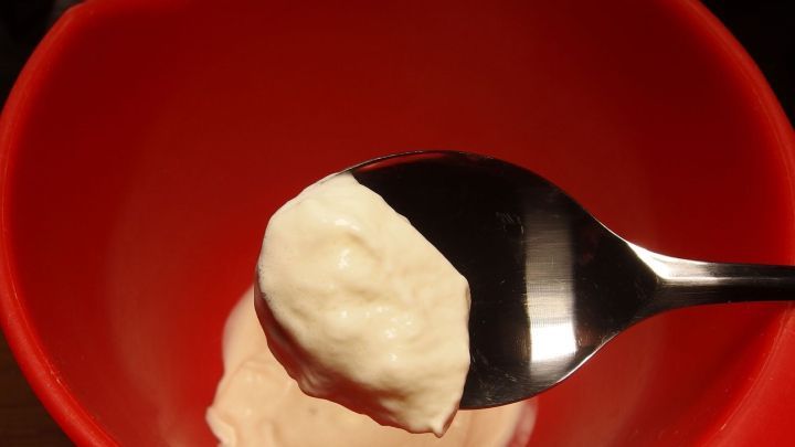 Sahne lässt sich schneller und besser schlagen, wenn man Schüssel und Schläger vorher im Eisfach kühlt.