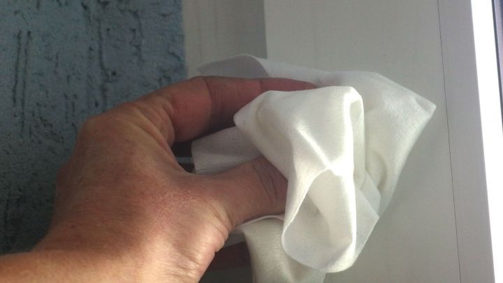 Mit etwas Anlauger im Putzwasser kann man Kunststoff-Fensterrahmen strahlend weiß bekommen.