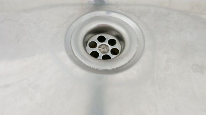 Kochendes Wasser gegen Fruchtfliegen im Ausguss des Spülbeckens.