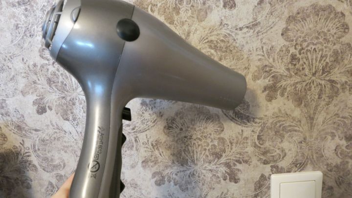 So entfernt man Wachsflecken auf der Tapete: Mit dem Föhn das Wachs flüssig machen und dabei laufend mit dem Microfasertuch aufwischen, bis keine Wachsspuren bleiben!