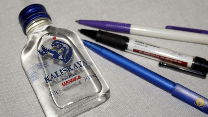 Einfach den Wodka auf den Fleck tröpfeln und etwas einziehen lassen danach mit einem sauberen, feuchten Tuch abtupfen..