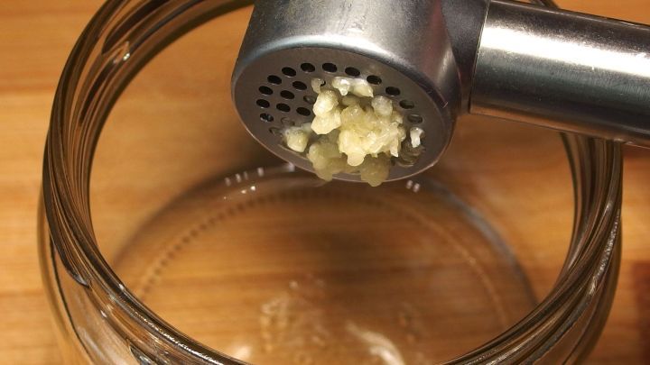 Knoblauch im Glas: So hast du immer Knoblauch zum Würzen zur Hand.