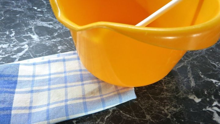 Damit du die Masse in der Schüssel ohne Verrutschen selbiger umrühren kannst, kannst du darunter einen feuchten Lappen legen.
