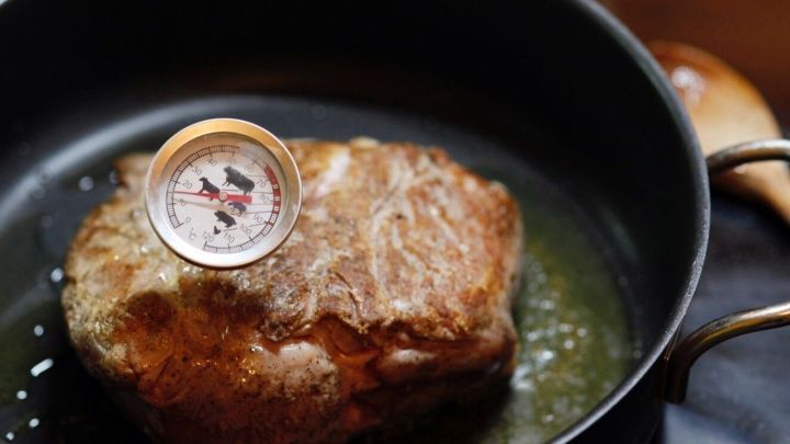 So kann man die Temperatur ermitteln, damit der Braten zartrosa wird: Dieser Tipp stammt von J.B. Kerners Kochexperten.